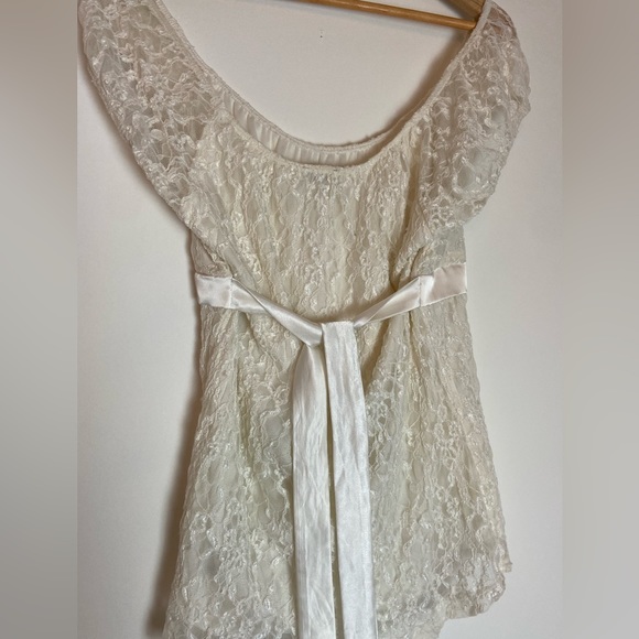 Lace detailed top with a silk ribbon tied in the back, perfect for picnic :3 - Picture 8 of 9